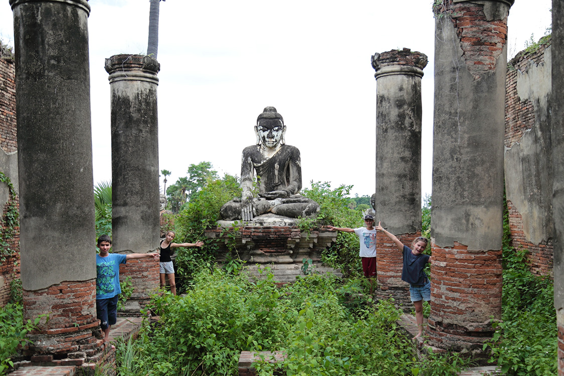 Mandalay, Inwa.
Pagode Yandana Sinme.