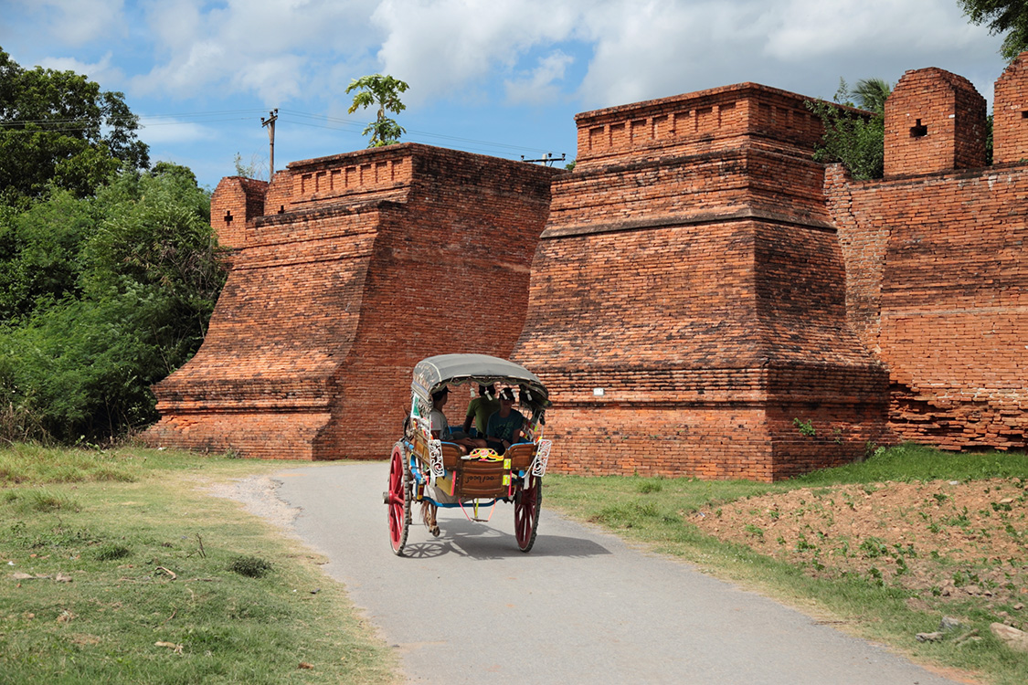 Mandalay, Inwa.
Ce qui fait la rÃ©putation de Mandalay, ce sont les villes royales qui l'entourent.
Inwa fut la capitale du royaume birman pendant 4 siÃ¨cles ! Du XVÃ¨me au XIXÃ¨me siÃ¨cle.
Il ne reste pas grand chose, mais cela fait une belle balade bucolique en carriole.