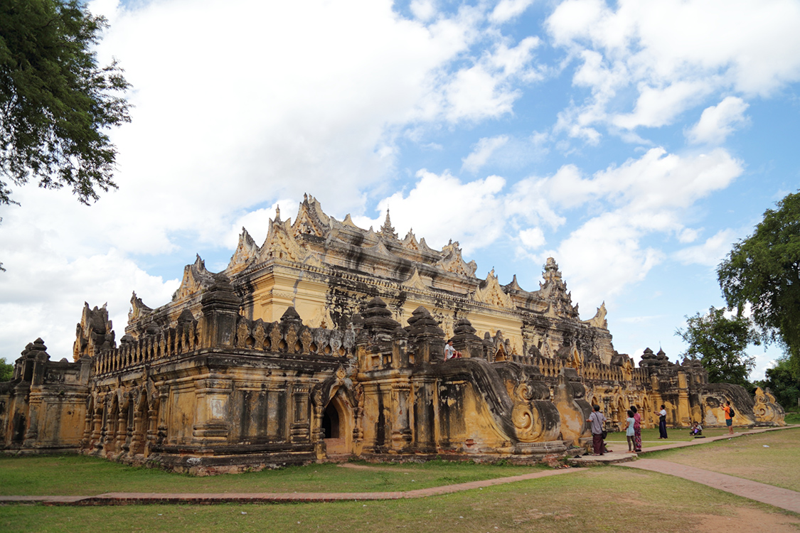 Mandalay, Inwa.
MonastÃ¨re Maha Zung Mye Bon Zan.
L'architecture de brique et de maÃ§onnerie a permis Ã  cet impressionnant bÃ¢timent de ne pas Ãªtre dÃ©montÃ© au moment du changement de capitale.
Ce monastÃ¨re a Ã©tÃ© construit en 1822.