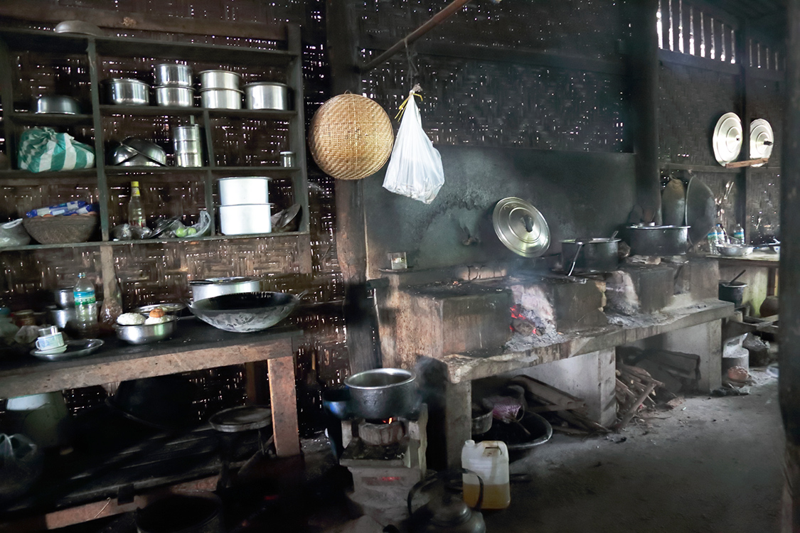 Mandalay, Inwa.
Cuisines d'un resto oÃ¹ l'on a pris un verre...