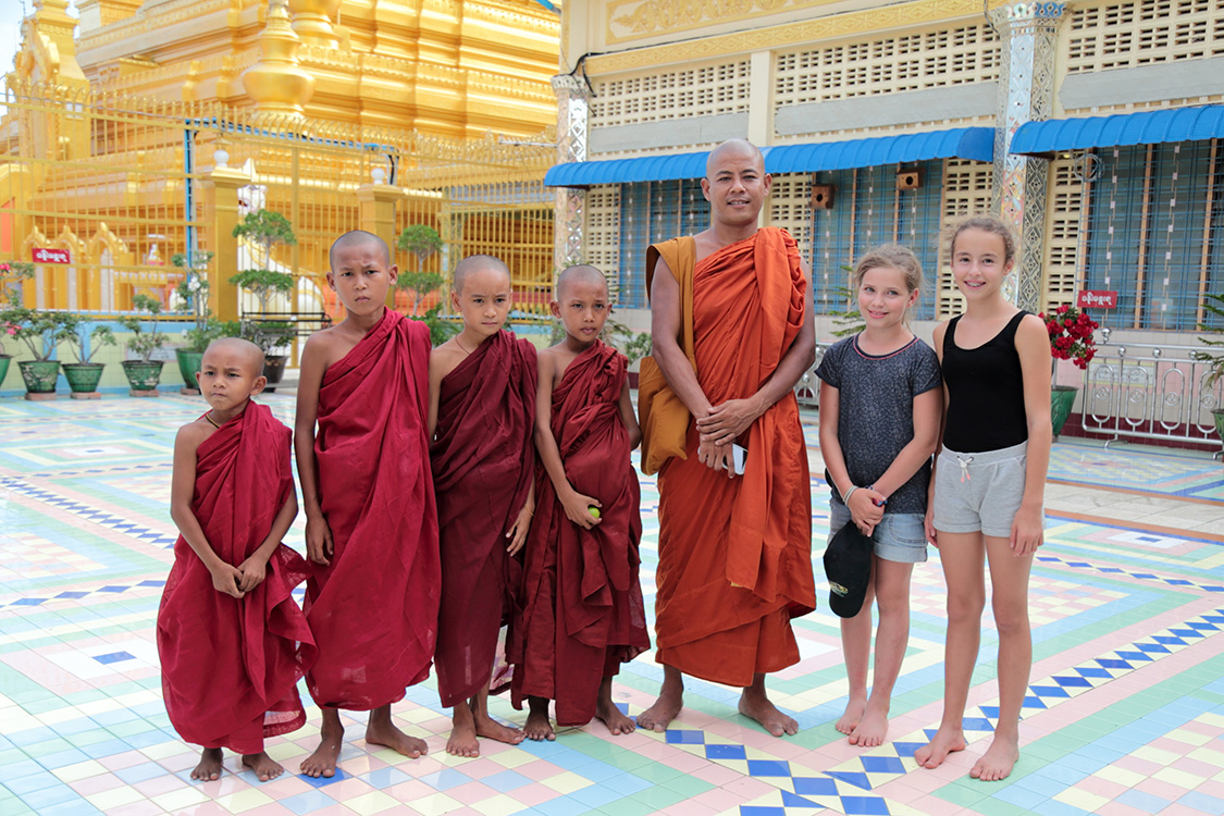 Mandalay, Sagaing.
U Ponya pagoda.
Nous ne sommes pas les seuls Ã  prendre cette photo. Leurs copains moines mitraillent avec leur smartphone !!!