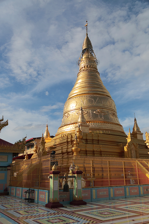 Mandalay, Sagaing.
U Ponya pagoda.
Cette pagode construite en 1312 se situe sur la plus haute colline offrant un superbe panorama.