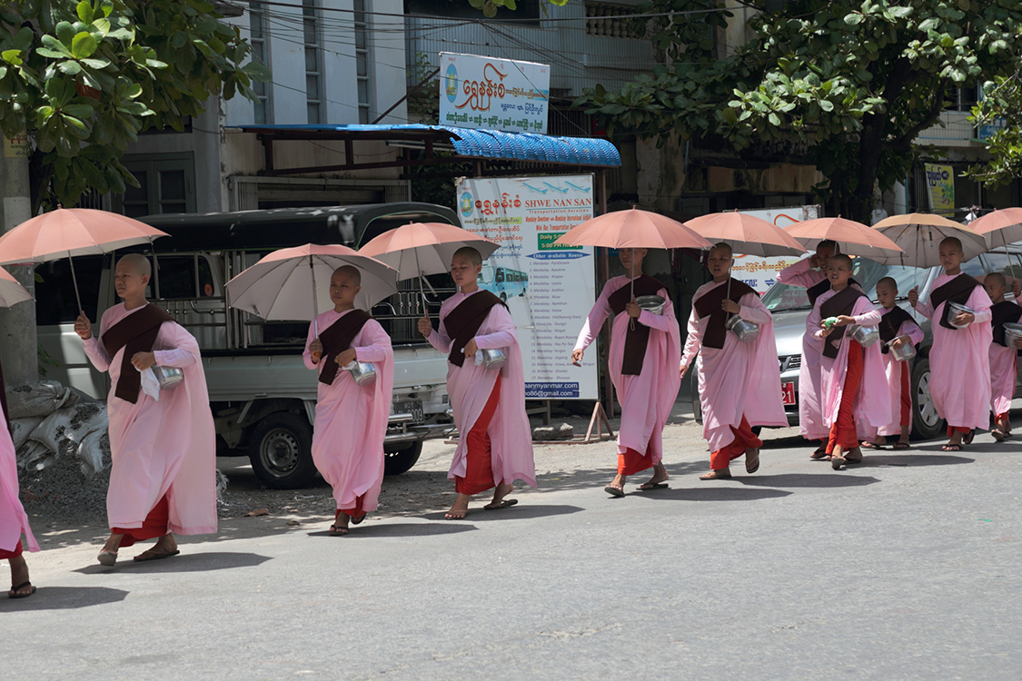 Mandalay.
Dans cette ville, on voit beaucoup de nonnes en tunique rose. Et la plupart que l'on voit en dehors des monastÃ¨res parcourent la ville pour collecter des vivres.