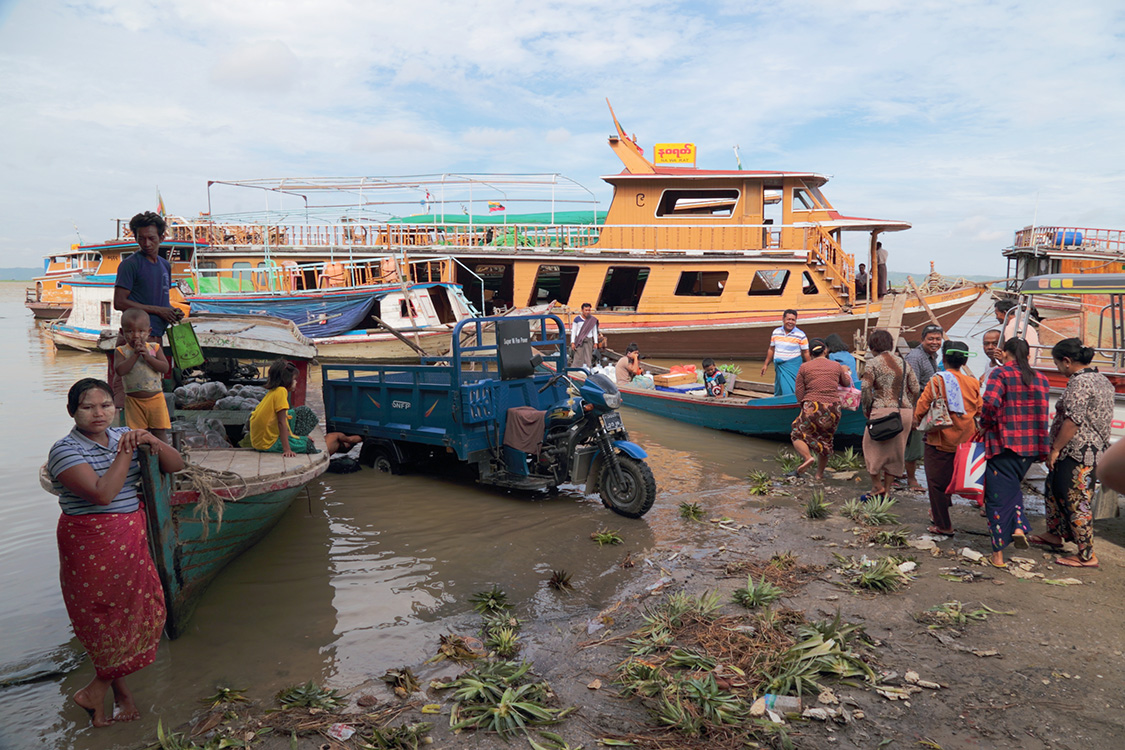 Mandalay.
DÃ©part pour Mingun, une des anciennes capitales royales situÃ©e le long du fleuve Irrawaddy.
L'embarcadÃ¨re est plutÃ´t acrobatique... il faut monter sur un des gros bateaux !