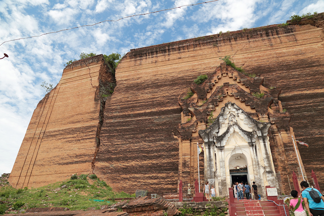 Mandalay, Mingun.
Ã‰tonnante pagode commencÃ©e en 1790 par le roi, mais restÃ©e inachevÃ©e. Elle devait Ãªtre la plus grande pagode du monde avec 153m de hauteur !
Cela reste tout de mÃªme un bÃ¢timent impressionnant...