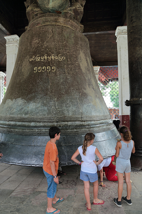 Mandalay, Mingun.
La plus grande cloche du monde en Ã©tat de sonner aprÃ¨s celle de Moscou.
De toute faÃ§on, en Birmanie, il faut toujours que ce soit le plus ... du monde !