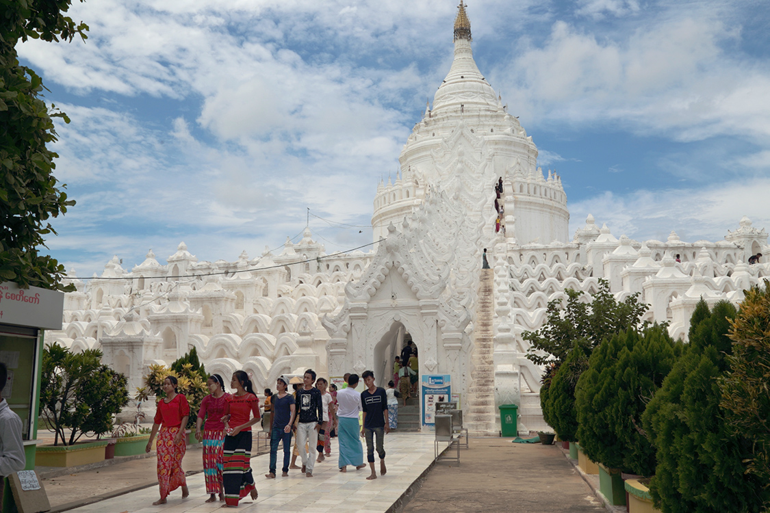 Mandalay, Mingun.
Pagode Hsinbyume.
Cette Ã©tonnante pagode fut construite en 1816 en la mÃ©moire de la femme du roi, Hsinbyume.
Elle est constituÃ©e de 7 terrasses concentriques qu rappellerait le mont Meru, la montagne mythique considÃ©rÃ©e comme l'axe du monde dans les mythologies persane, bouddhique, jaÃ¯ne et surtout hindoue.