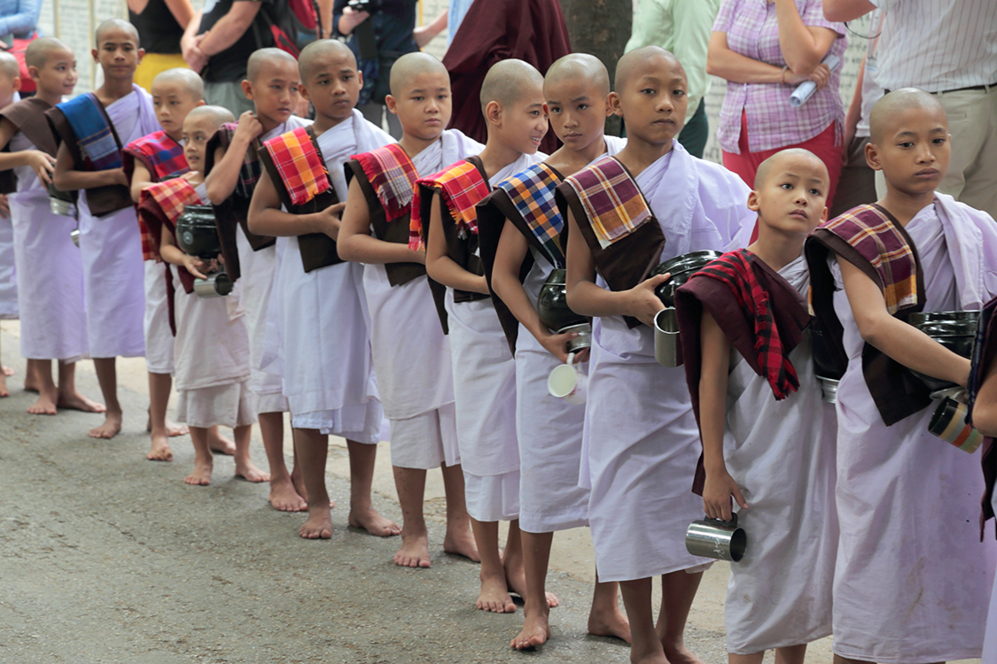 Mandalay.
MonastÃ¨re Mahagandhayon.
Un immense monastÃ¨re avec plus de 1000 moines !
Nous sommes lÃ  Ã  10h pour le dernier repas de la journÃ©e (comme beaucoup  de touristes...), et il est impressionnant de voir dÃ©filer ces centaines de moines. Et ces derniers n'ont en effet pas le droit de manger aprÃ¨s 12h...