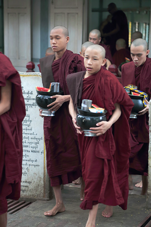 Mandalay.
MonastÃ¨re Mahagandhayon.
Fin du repas. Les moines repartent quand-mÃªme avec quelques denrÃ©es...