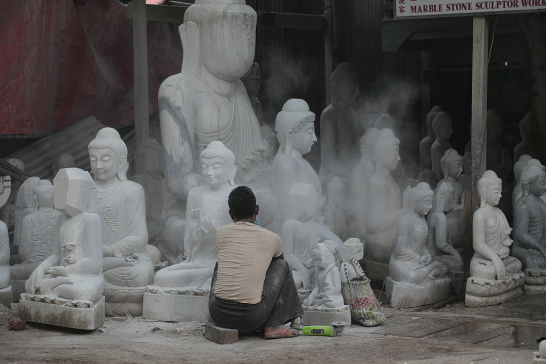 Mandalay.
Autour de la pagode Mahamuni, on trouve de nombreux sculpteurs de bouddhas en marbre ou en albÃ¢tre. SacrÃ© travail ! 