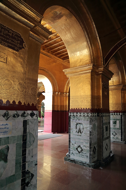 Mandalay.
Pagode Mahamuni.
La pagode la plus prestigieuse de la ville, et parmi les plus vÃ©nÃ©rÃ©es de Birmanie.
L'intÃ©rieur est fastueux avec une dÃ©bauche d'or et de couleurs.