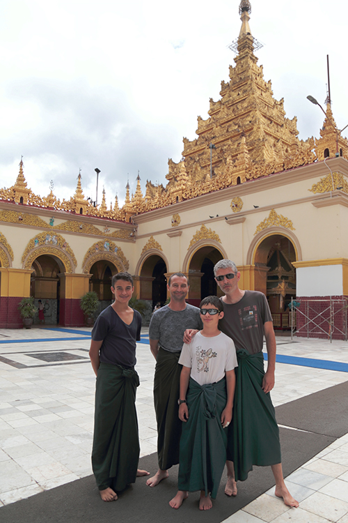 Mandalay.
Pagode Mahamuni.
Pour aller admirer de plus prÃ¨s l'incroyable bouddha, il faut porter un longyi. Et seuls les hommes peuvent l'approcher...