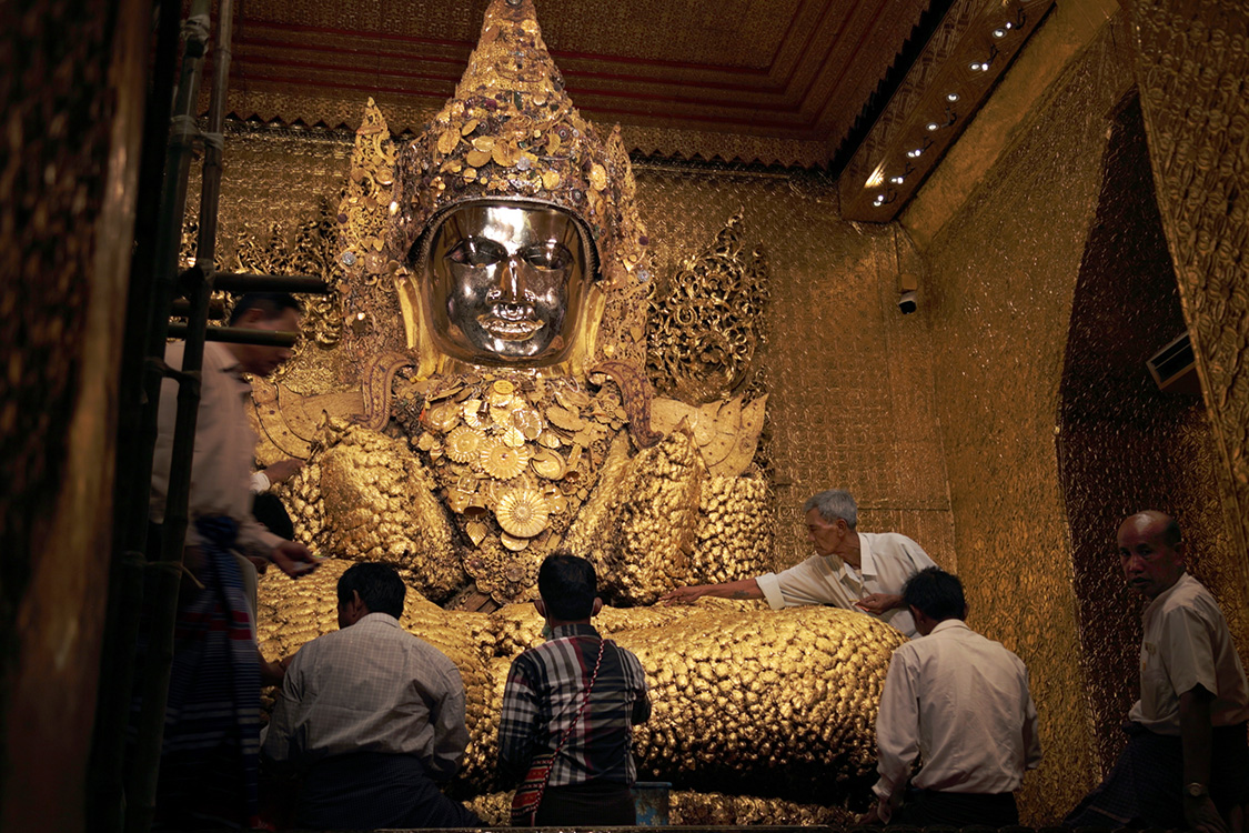 Mandalay.
Pagode Mahamuni.
Et le voici, ce fameux bouddha !
Il faut savoir que toute la journÃ©e dÃ©filent des hommes pour ajouter des feuilles d'or sur son corps, ce qui lui donne cet aspect boursouflÃ©.
Et on peut voir des photos de ce bouddha il y a cent ans : il Ã©tait tout fin !...