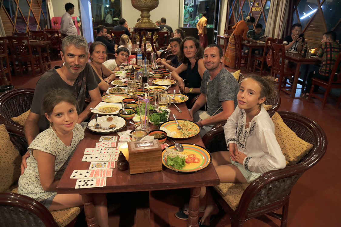 Mandalay.
DerniÃ¨re soirÃ©e birmane avec nos zamis les 4S !!!