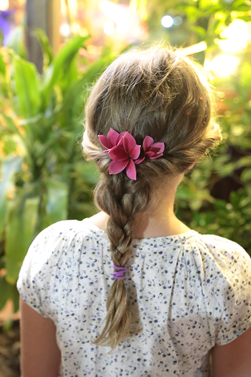 Mandalay.
MarÃ©va est trÃ¨s inspirÃ©e (et douÃ©e) en coiffure. Et Fanny adore Ãªtre cobaye...