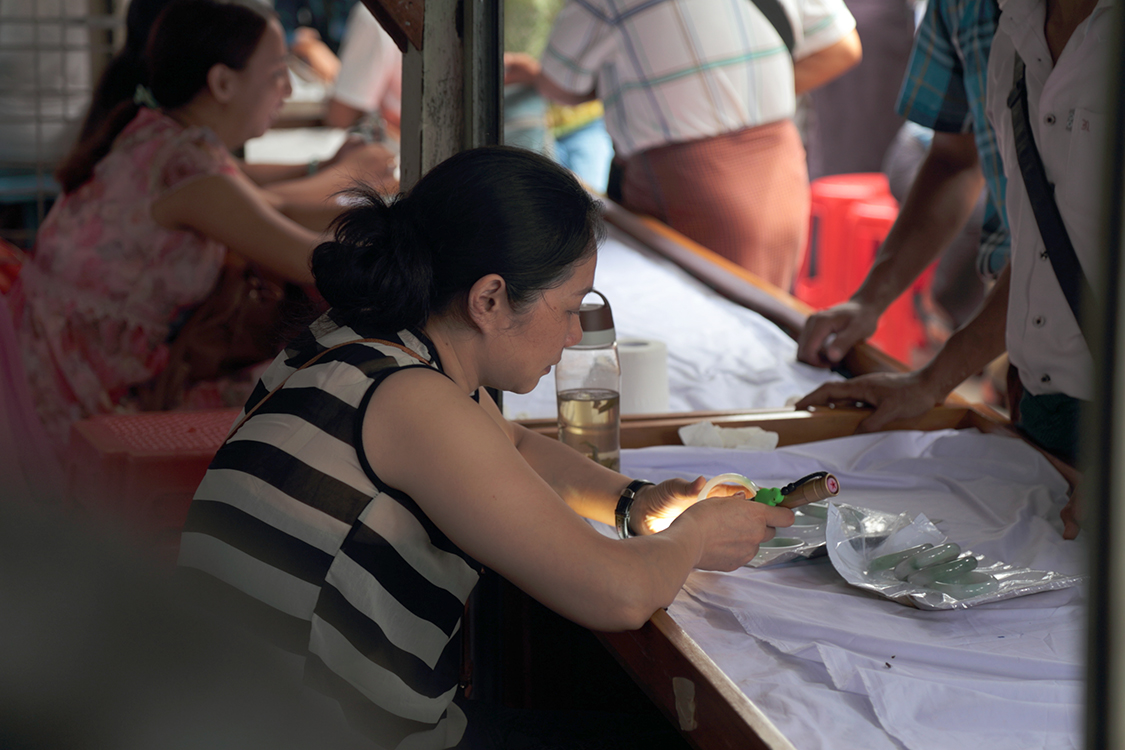 Mandalay.
Le plus grand marchÃ© de jade du monde ! PrÃ¨s de 30 000 personnes travaillent ici.
C'est assez impressionnant de voir la multitude d'acheteurs avec leur petite torche qui cherchent les imperfections des pierres.