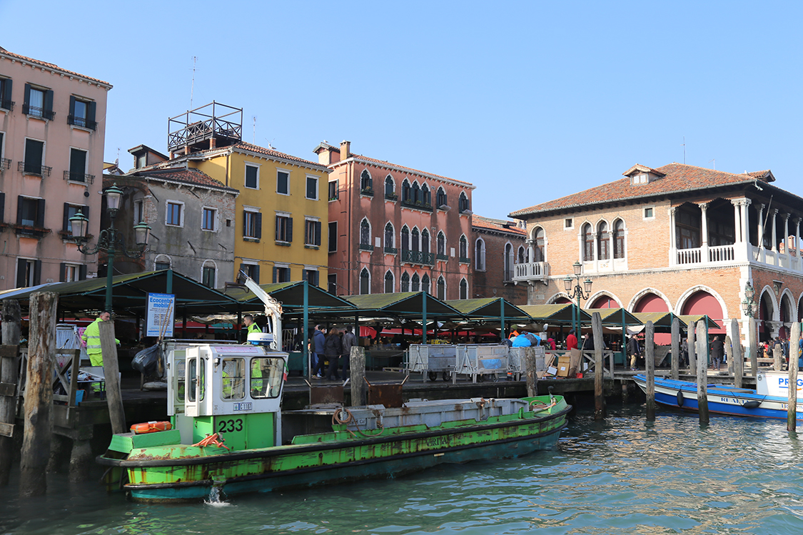 Le marchÃ© du Rialto, avec ses 3 marchÃ©s : lÃ©gumes, poissons et viande.
Devant, un bateau poubelle...