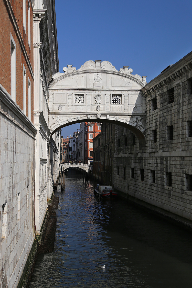 On ne le prÃ©sente plus !
Le pont des soupirs qui relie les anciennes prisons aux cellules d'interrogatoire du palais des Doges porterait ce nom en raison des soupirs des prisonniers...