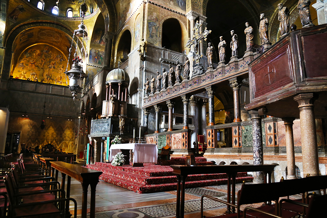 Basilique Saint-Marc.
Le chÅ“ur est sÃ©parÃ© de la nef par une iconostase. 14 statues de la vierge et des apÃ´tres la surplombent.
Mais qu'est-ce qu'une iconostase ? Et bien, c'est une cloison d'icones qui sÃ©pare la nef du sanctuaire oÃ¹ se tient le clergÃ© cÃ©lÃ©brant la liturgie. On les trouve dans les Ã©glises de rite byzantin.