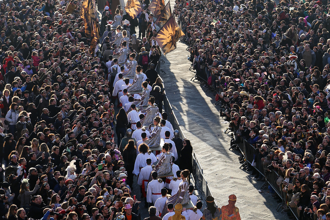 Le carnaval de Venise est une fÃªte qui remonte au Moyen-Age.
Le premier samedi du Carnaval se tient la 