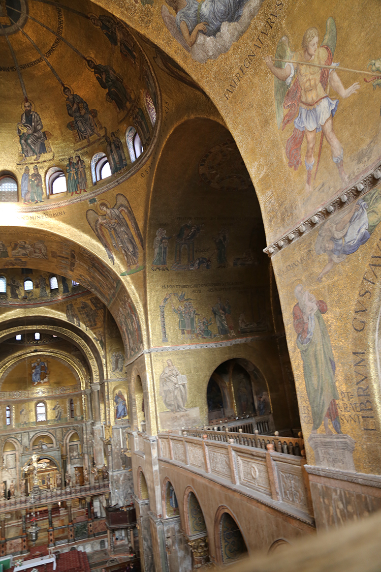 Basilique Saint-Marc.
Les mosaÃ¯ques sur fond d'or sont l'un des plus grands ensembles de mosaÃ¯ques du monde, avec prÃ¨s de 4240mÂ² !!!