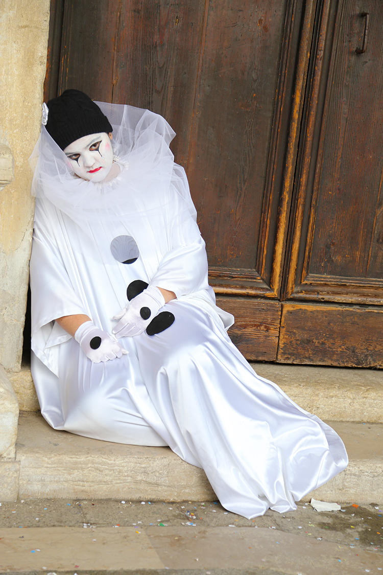 On retrouve quelques costumes de la Commedia dell'arte avec notre Pierrot.
Pour rappel, la Commedia dell'arte est un genre de thÃ©Ã¢tre populaire italien nÃ© au XVIÃ¨me siÃ¨cle, qui eut un grand succÃ¨s en Europe.