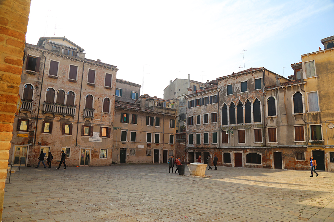 Campo di San Silvestro.
On peut voir les fenÃªtres de notre appartement, au deuxiÃ¨me Ã©tage du bÃ¢timent du fond.