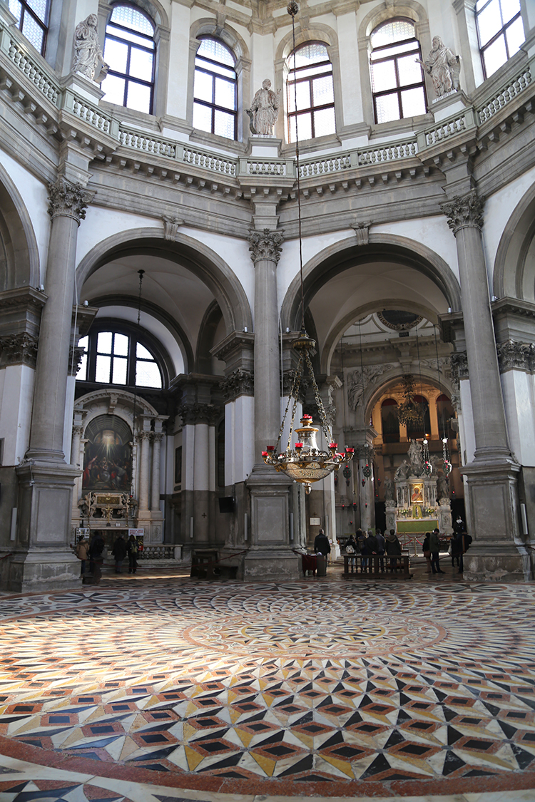 IntÃ©rieur de la basilique Santa Maria della Salute (rien que Ã§a !).
Etonnante forme octogonale qui Ã©voquerait une couronne dÃ©diÃ©e Ã  la vierge.