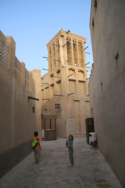 Quartier de Bastakiya.
Petite journÃ©e de transit Ã  DubaÃ¯ pour dÃ©couvrir les surprises de cette ville.
On dÃ©couvre tout d'abord cet ancien quartier pittoresque oÃ¹ il fait bon flÃ¢ner.