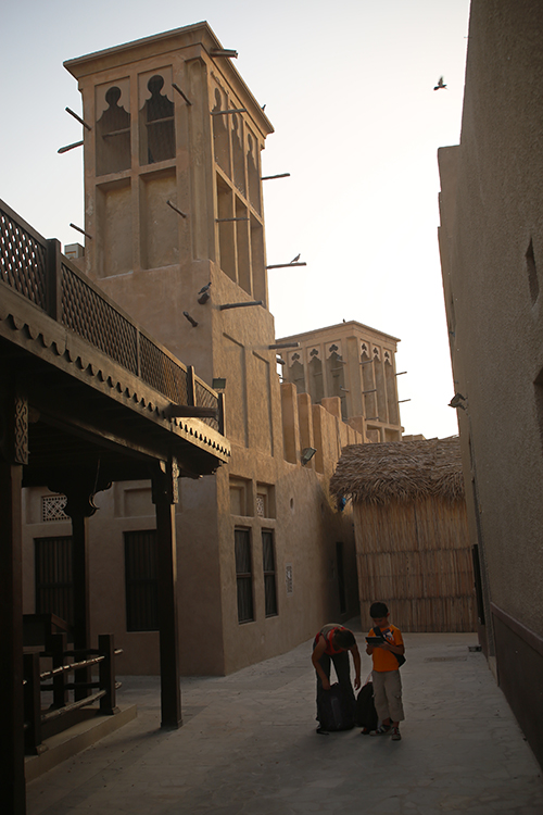 Quartier de Bastakiya.
On peut voir en haut des tours ce que l'on appelle des tours Ã  vent, qui fonctionnent comme des climatiseurs naturels, et qui ont Ã©tÃ© utilisÃ©es pendant longtemps aux Emirats Arabes Unis.