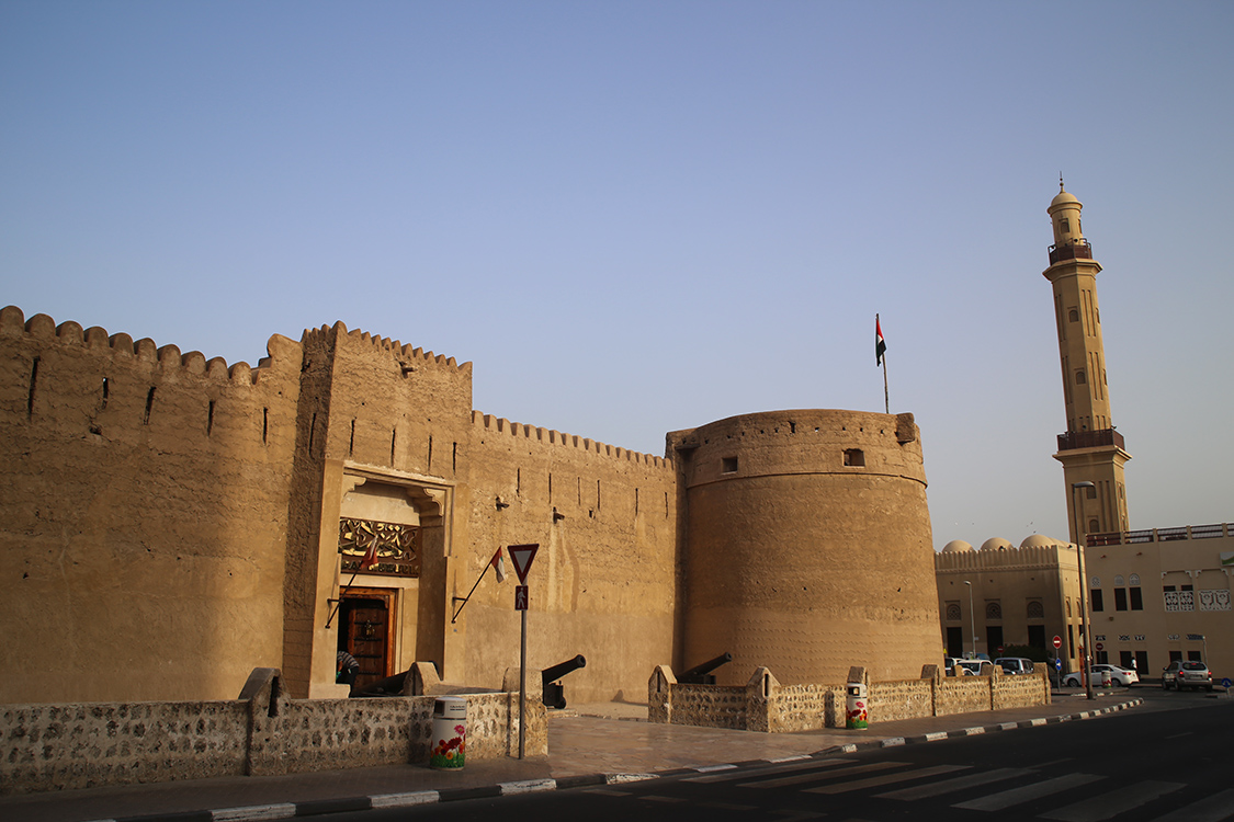 Le fort Al Fahidi, une des plus anciennes construction de la ville, abrite le musÃ©e de DubaÃ¯, qui prÃ©sente l'histoire de la ville (et son incroyable transformation au XXÃ¨me siÃ¨cle !!!).