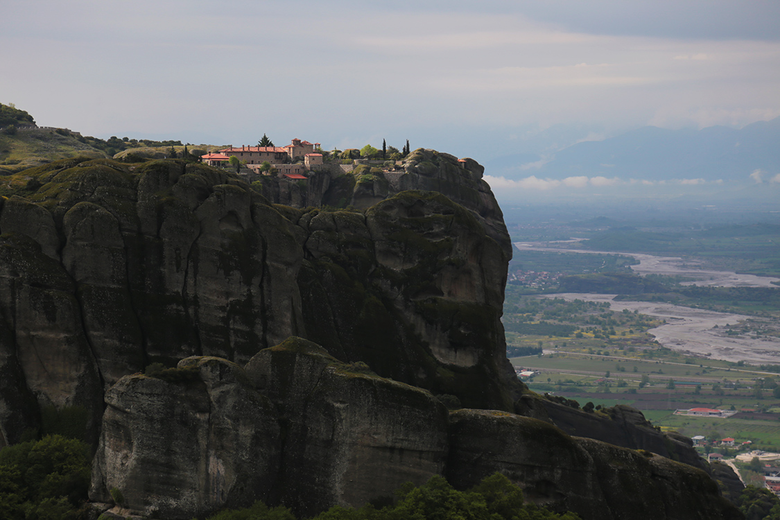 Les mÃ©tÃ©ores.
Vue sur le monastÃ¨re Agia Triada (Sainte TrinitÃ©).