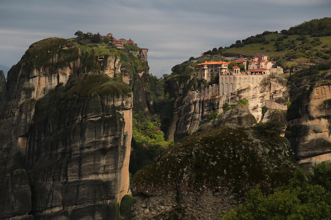 Les mÃ©tÃ©ores.
Vue sur le monastÃ¨re de Varlaam et du Grand MÃ©tÃ©ore.