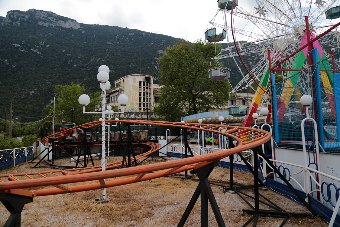 Kamena Vourla.
Lors de notre retour Ã  AthÃ¨nes, pause dÃ©jeuner dans cette petite ville balnÃ©aire, oÃ¹ beaucoup de bÃ¢timents et infrastructures semblent abandonnÃ©es. Ici, un petit Luna Park...