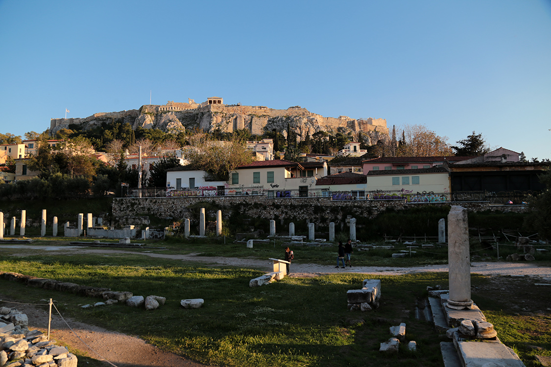 AthÃ¨nes.
DÃ©couverte des lieux, sous la majestueuse acropole. On s'apprÃªte Ã  prendre un apÃ©ro Ã  l'Ouzo dans un cadre extraordinaire !