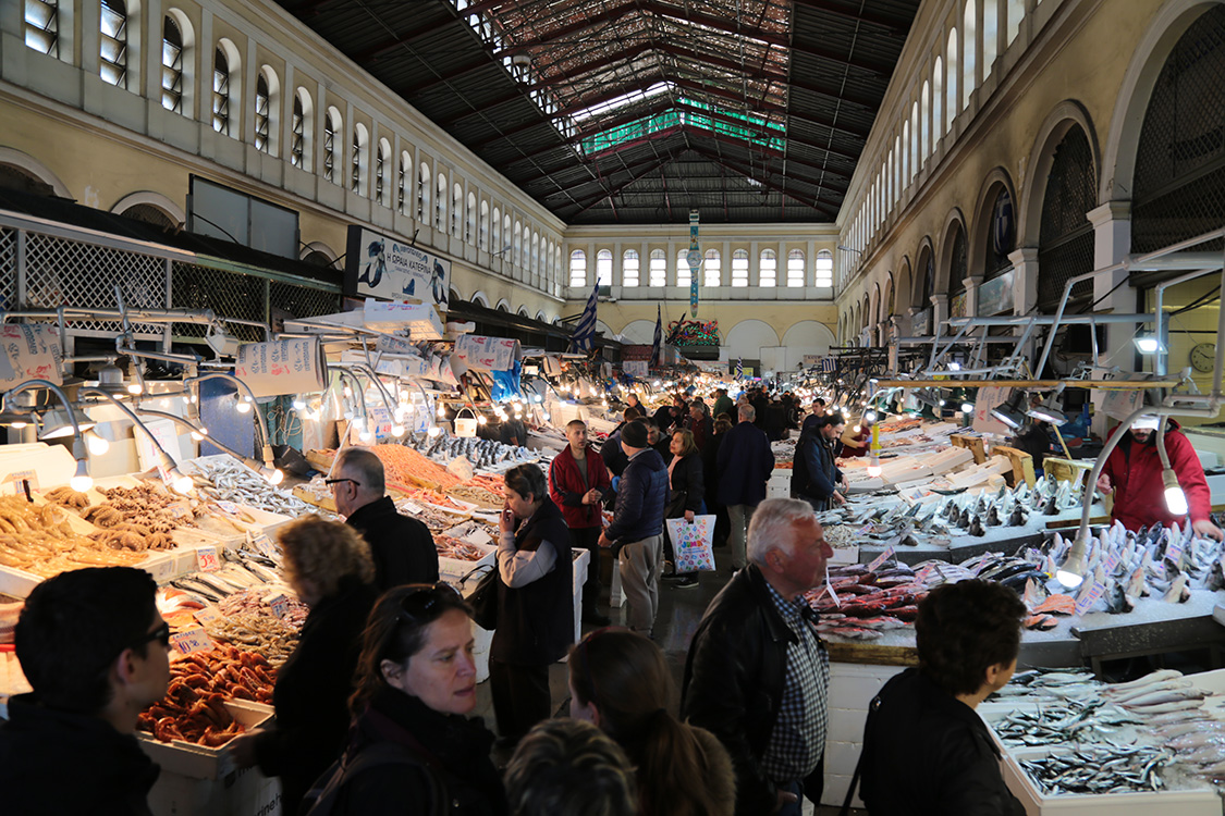 AthÃ¨nes.
Et nous voici dans l'antre du marchÃ© de Varvakios, les halles. C'est ici que les athÃ©niens viennent acheter leur poisson fraÃ®chement pÃªchÃ© dans la mer EgÃ©e et leur viande.