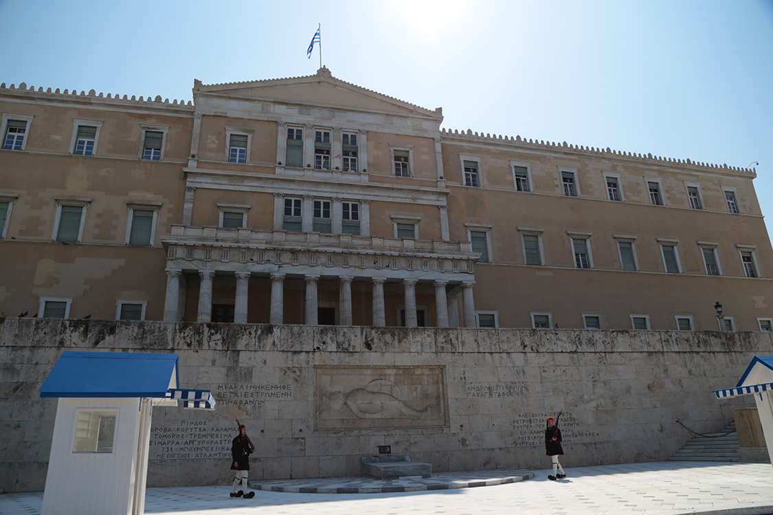 AthÃ¨nes.
Le parlement et la tombe du soldat inconnu, gardÃ©e par les Evzones, ces drÃ´les de personnages qui constituent la garde prÃ©sidentielle.
Leur uniforme est inspirÃ© des costumes traditionnels grecs, et c'est plutÃ´t Ã©tonnant...