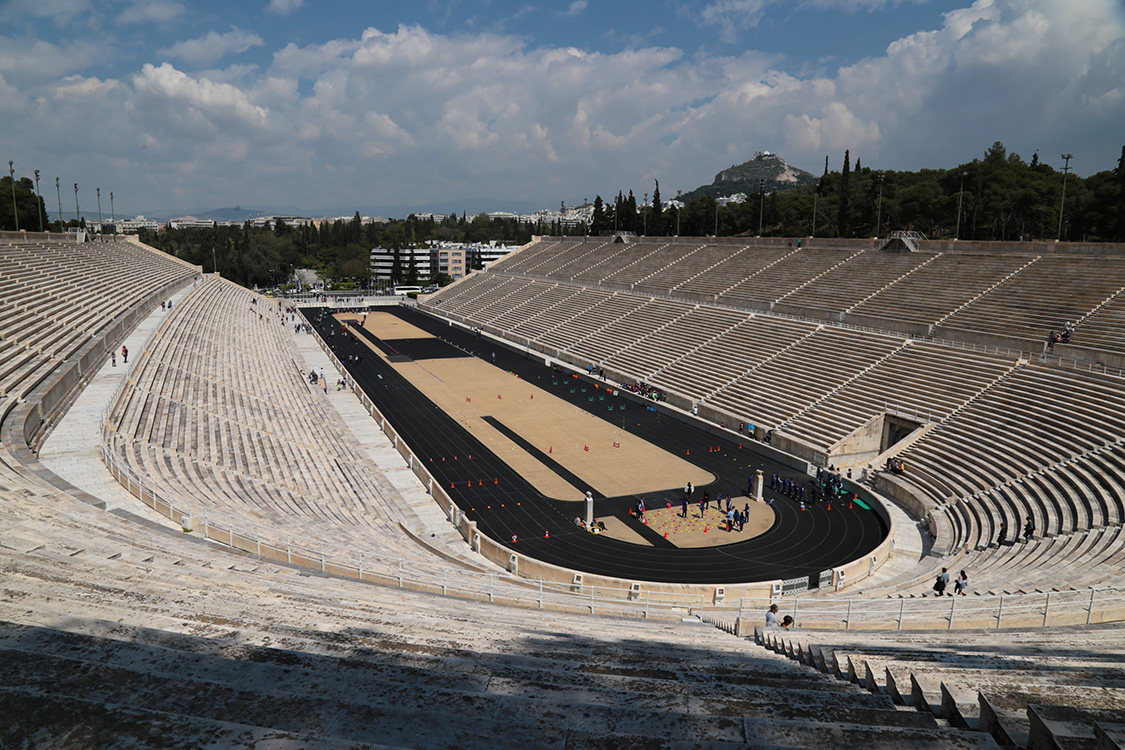 AthÃ¨nes.
Le stade panathÃ©naÃ¯que fut construit initialement en 330 avant JC.
Mais il fut reconstruit pour les jeux Olympiques de 1896 et rÃ©novÃ© pour les XXVIIIÃ¨me Jeux olympiques de l'Ã¨re moderne, en 2004.