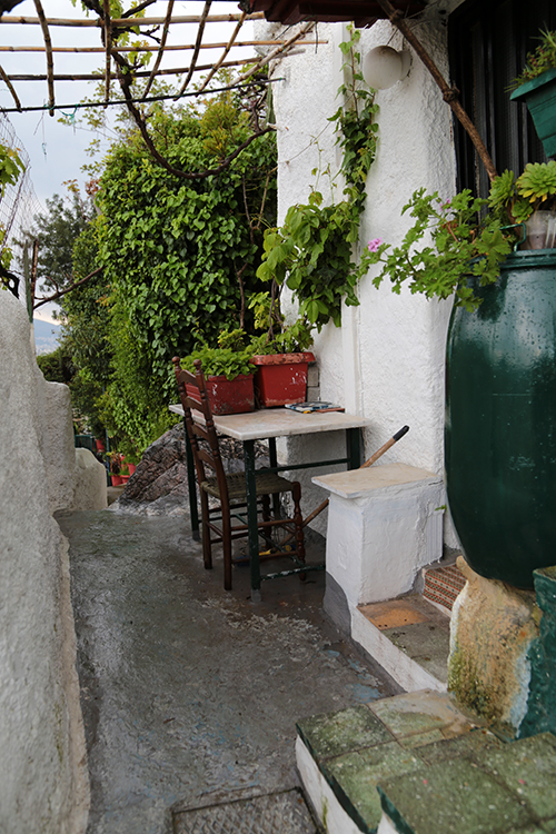 AthÃ¨nes.
Petite balade dans le quartier pittoresque d'Anafiotika, sous l'acropole.
On se croirait dans les Cyclades !