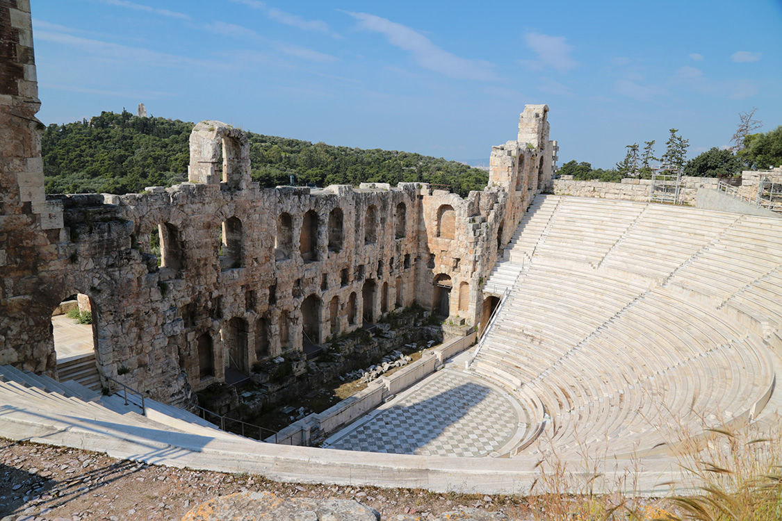 AthÃ¨nes.
Sur les pentes de l'Acropole, on trouve l'odÃ©on d'HÃ©rode Atticus, contruit en 161.
La scÃ¨ne en marbre blanc et cipolin est superbe.