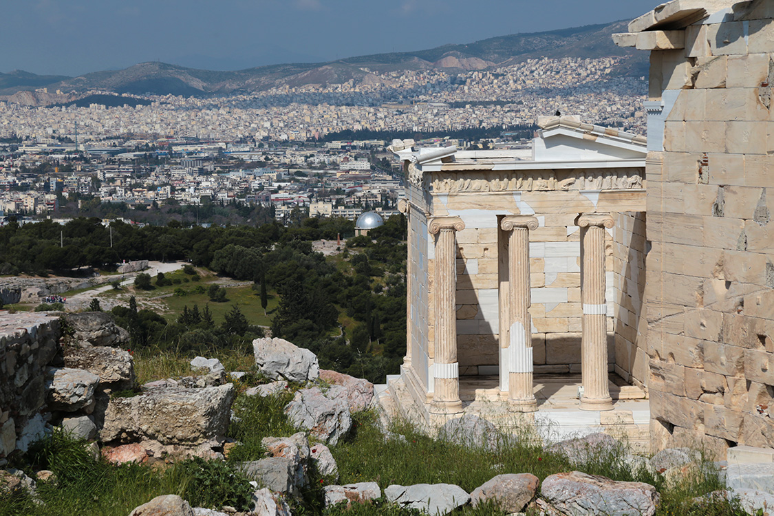 AthÃ¨nes.
Vue sur la ville depuis l'acropole, avec au premier plan, le temple d'AthÃ©na NikÃ©, la dÃ©esse de la Victoire.