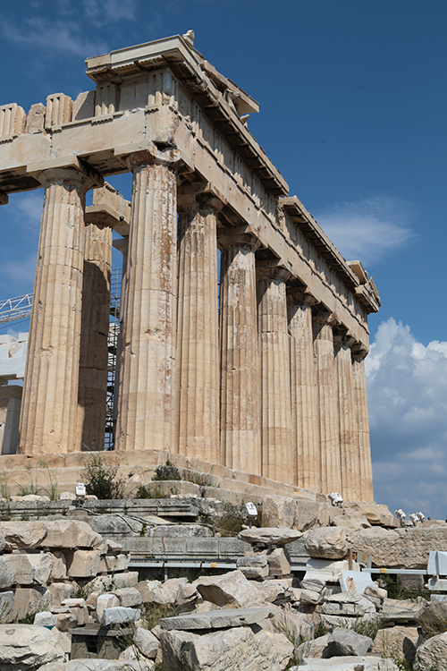 AthÃ¨nes.
L'imposant ParthÃ©non se dresse au milieu de l'acropole. Ce monument qui a inspirÃ© nombre de bÃ¢timents nÃ©o-classiques a Ã©tÃ© Ã©difiÃ© aux environs de 440 av. JC.
Il est dÃ©diÃ© Ã  la dÃ©esse AthÃ©na.