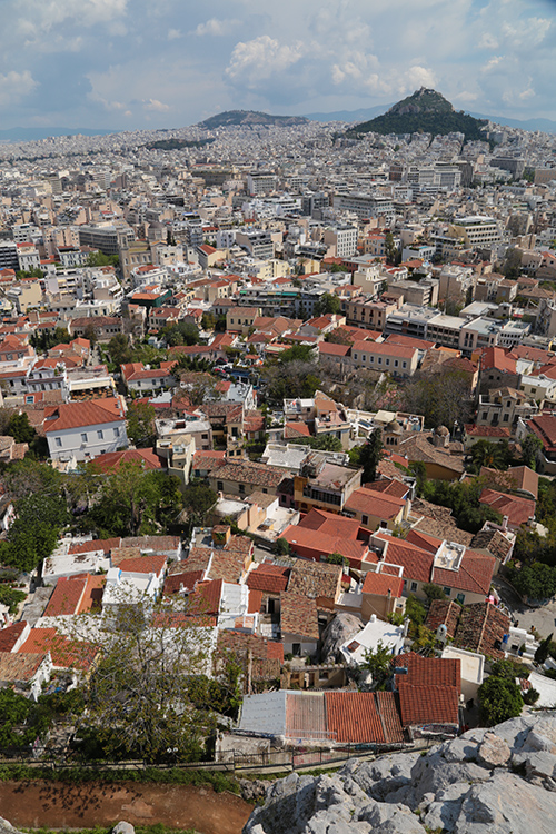 AthÃ¨nes.
Evidemment, la vue depuis l'Acropole sur la ville est superbe.
Au fond, le mont Lycabette.