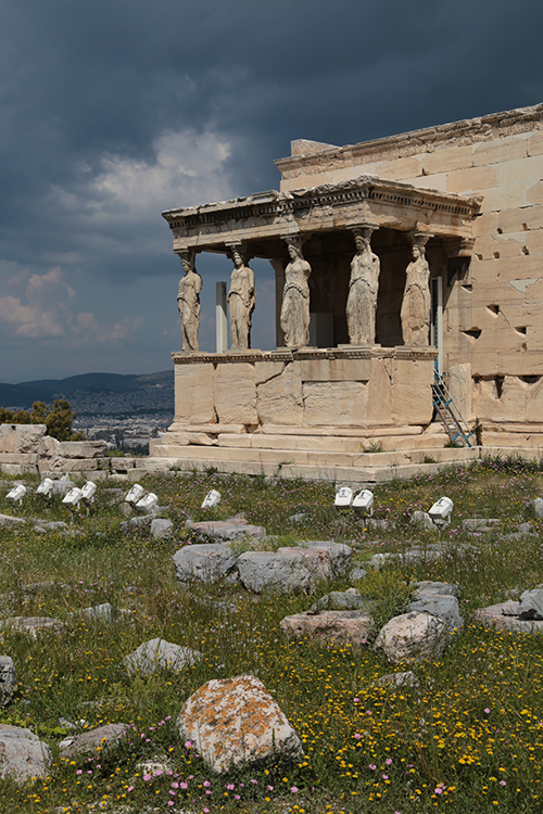 AthÃ¨nes.
Voici les Cariatides de l'Ã‰rechthÃ©ion. C'est ici qu'aurait eu lieu la dispute entre AthÃ©na et PosÃ©idon.