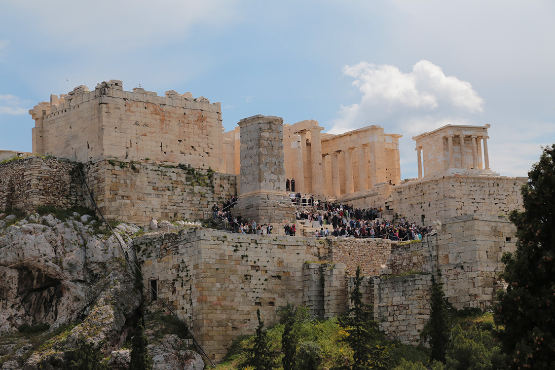 AthÃ¨nes.
Vue sur les PropylÃ©es, un monument constituant l'entrÃ©e principale de l'acropole.