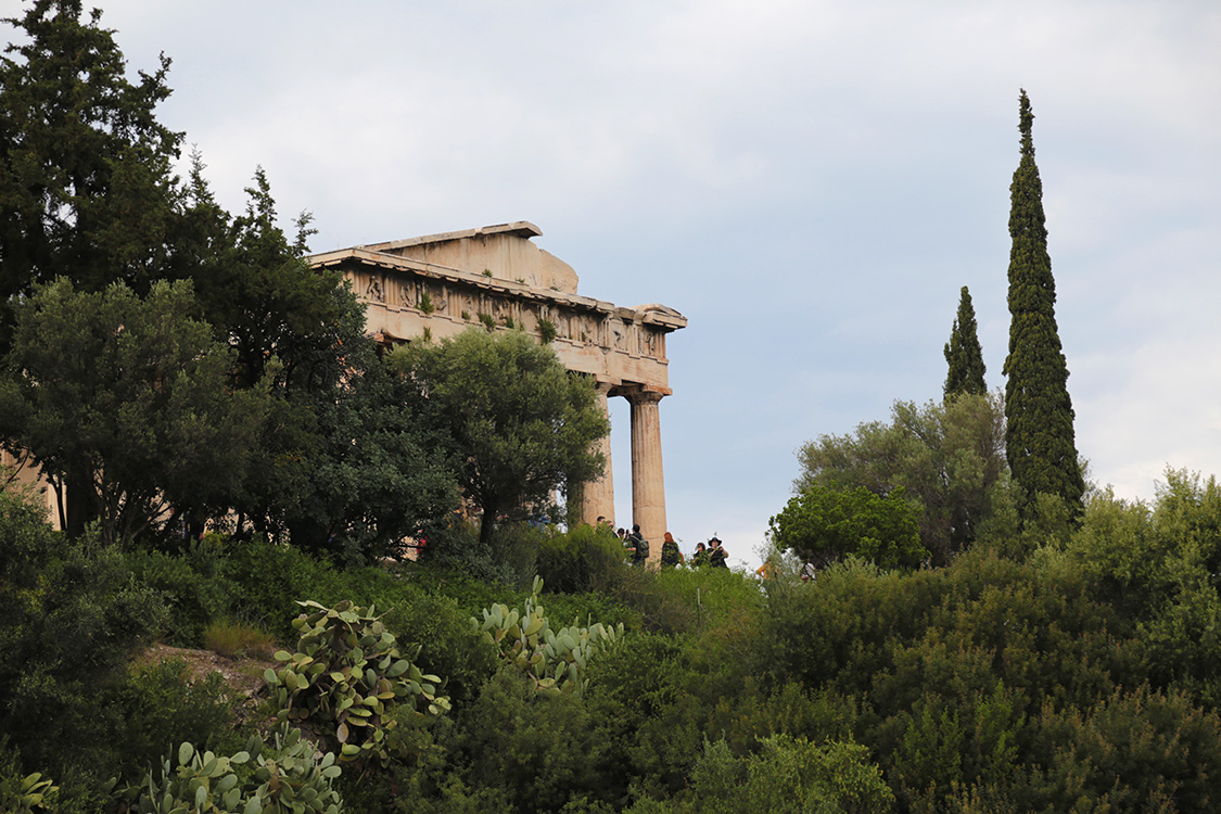 AthÃ¨nes.
Et le bÃ¢timent le mieux conservÃ© de l'agora (et un des mieux conservÃ© du monde grec) est le temple d'HÃ©phaÃ¯stÃ©ion. Il est consacrÃ© au culte d'AthÃ©na et de son frÃ¨re HÃ©phaÃ¯stos, le dieu des artisans travaillant le mÃ©tal (plutÃ´t prÃ©cis comme fonction !).