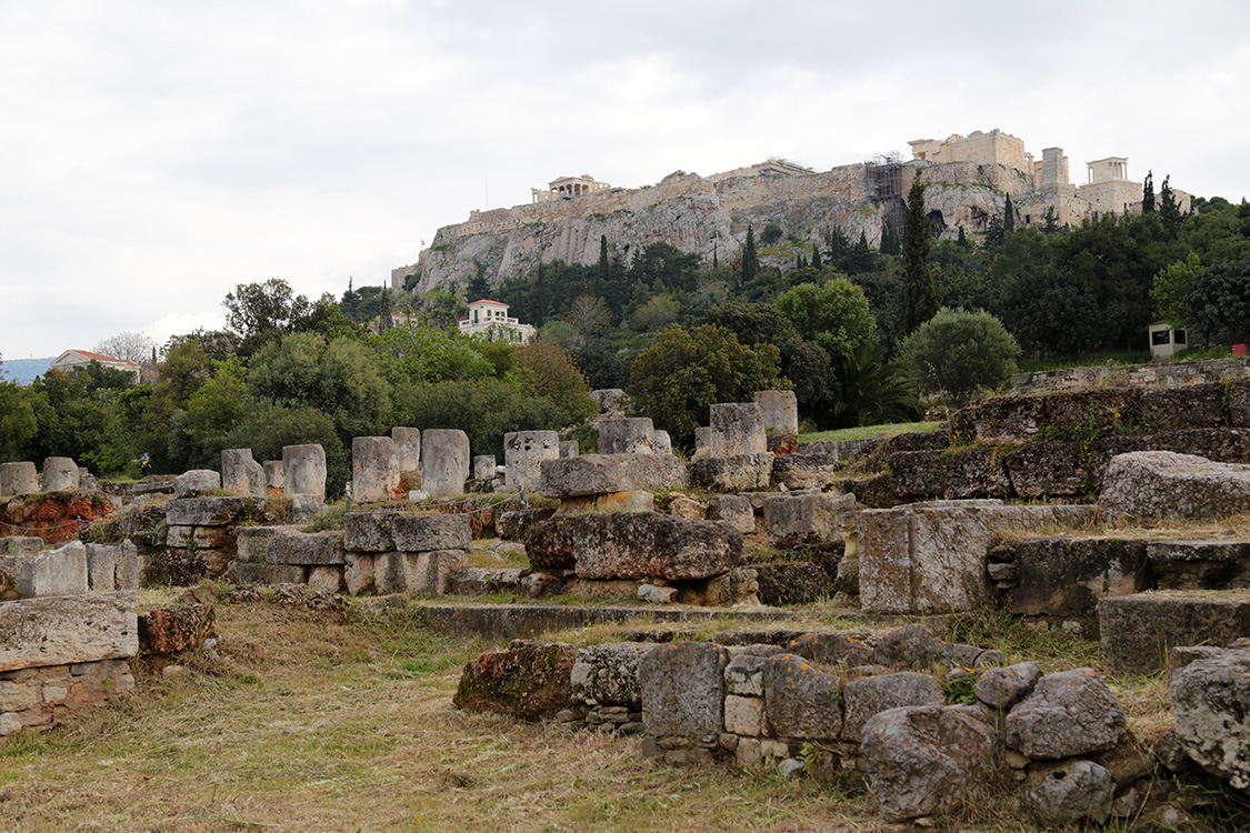 AthÃ¨nes.
Au pied de l'acropole se trouve l'agora d'AthÃ¨nes qui Ã©tait, durant l'antiquitÃ©, la place principale de la citÃ©.