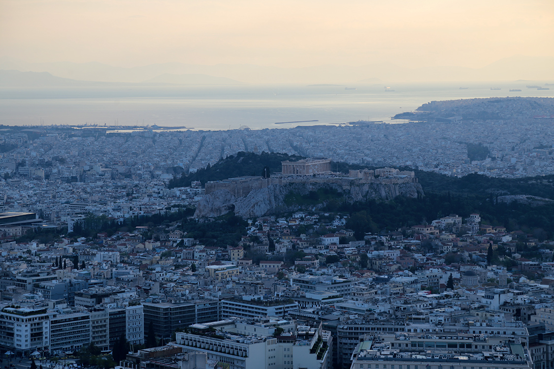 AthÃ¨nes.
Et l'Acropole, avec au loin le port du PirÃ©e.