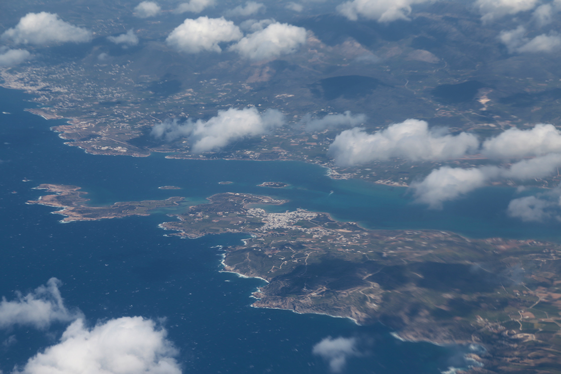 DÃ©part en avion pour les Cyclades, et notamment l'Ã®le de Santorin.
On aperÃ§oit les Ã®les de KÃ©a, Kithnos, Serifos, Siros (que l'on a visitÃ© il y a 20 ans...).
Ici, on voit Antiparos et Paros.