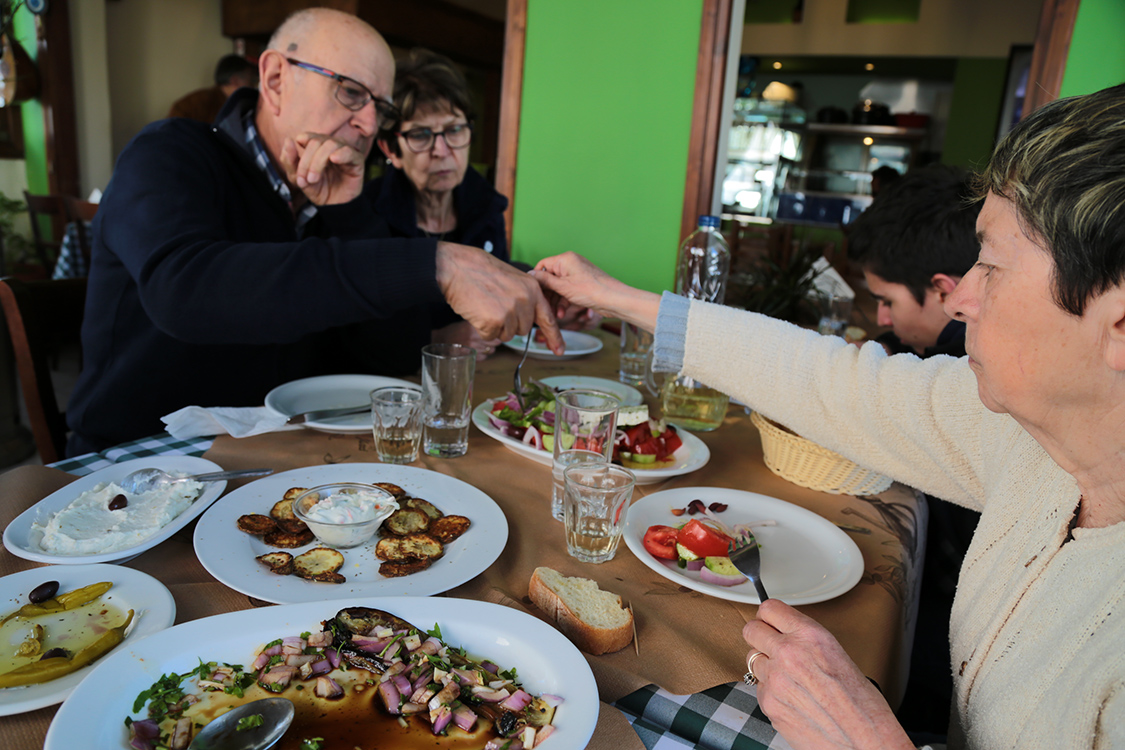 Santorin.
Mezze bien sympathiques dans le restaurant To Fagopoti, situÃ© Ã  cÃ´tÃ© de l'hÃ´tel.